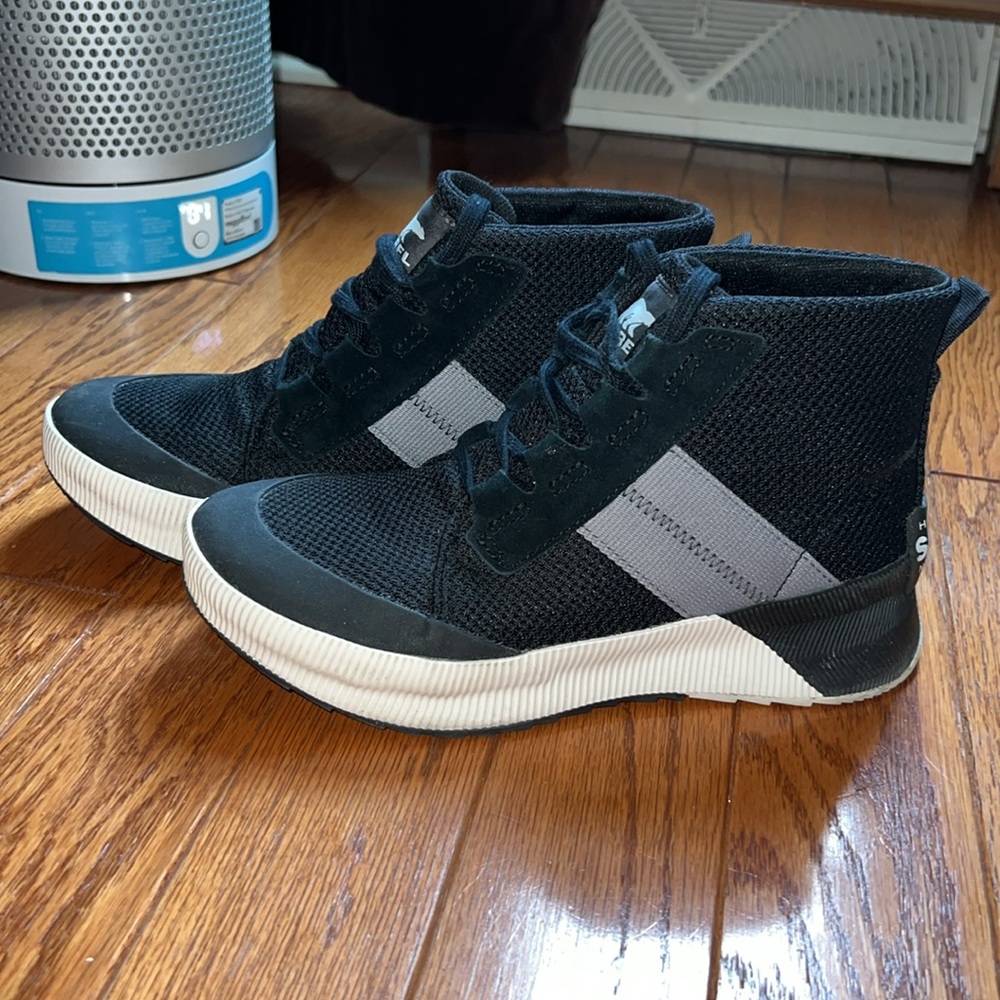 Sorel Out and About III sneaker boots Sz 7.5